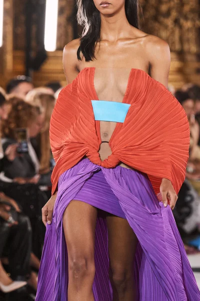 Look 180